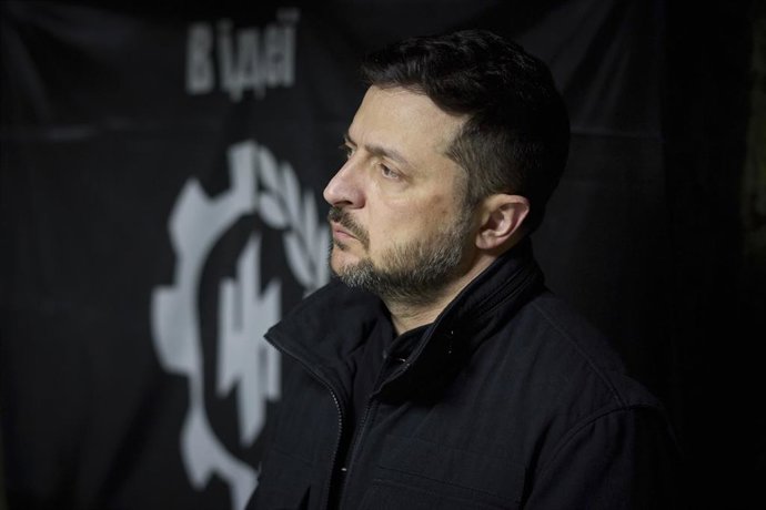 4 de novembro de 2025, Donetsk, Donetsk Oblast, Ucrânia: O presidente ucraniano Volodymyr Zelenskyy, à esquerda, ouve o comandante-em-chefe das Forças Armadas da Ucrânia, Oleksandr Syrskyi, durante uma visita ao posto de comando do 1º Corpo da Guarda Naci