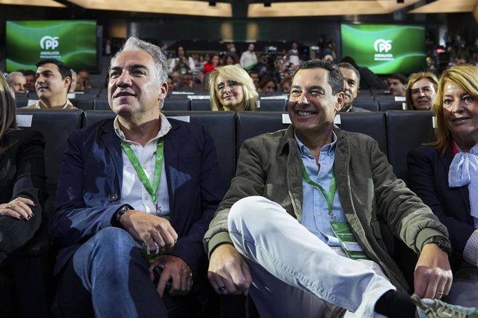 El presidente de la Junta de Andalucía, Juanma Moreno, (d) junto al vicesecretario de Coordinación Autonómica y Local + Análisis Electoral del Partido Popular, Elías Bendodo, (i) durante el comienzo del XVII Congreso del PP Andaluz. A 7 de noviembre de 20