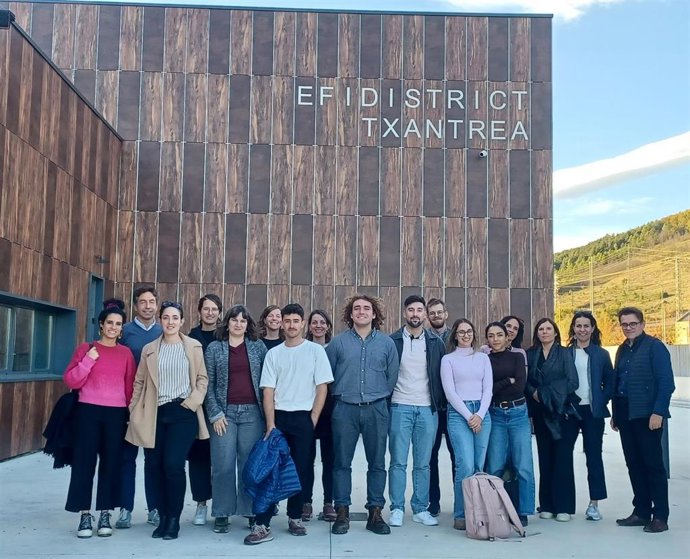 Participantes en el encuentro durante la visita a la Central de Calor de Biomasa de Txantrea.