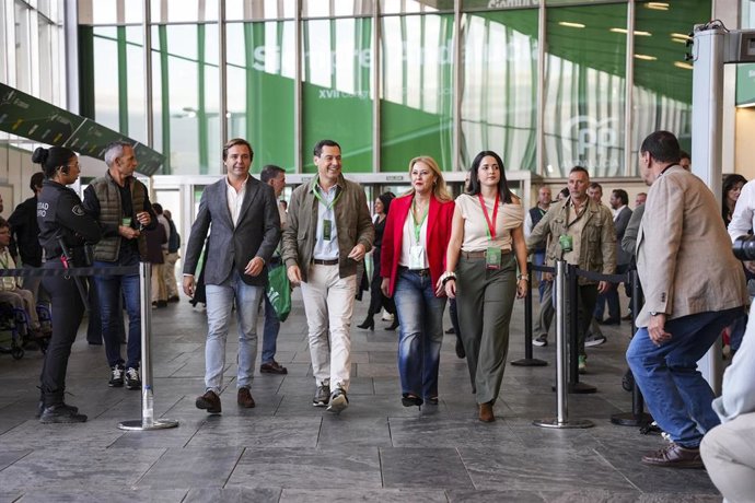El presidente de la Junta de Andalucía, Juanma Moreno, durante el comienzo del XVII Congreso del PP Andaluz. A 7 de noviembre de 2025 en Sevilla, Andalucía (España).  El Palacio de Exposiciones y Congresos de Sevilla (Fibes) acoge la inauguración del XVII