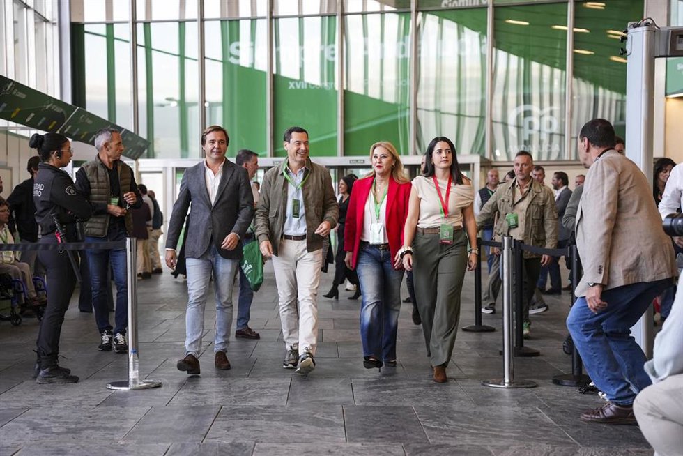 El presidente de la Junta de Andalucía, Juanma Moreno, durante el comienzo del XVII Congreso delPPAndaluz. A 7 de noviembre de 2025 en Sevilla, Andalucía (España).  El Palacio de Exposiciones y Congresos de Sevilla (Fibes) acoge la inauguración del XV