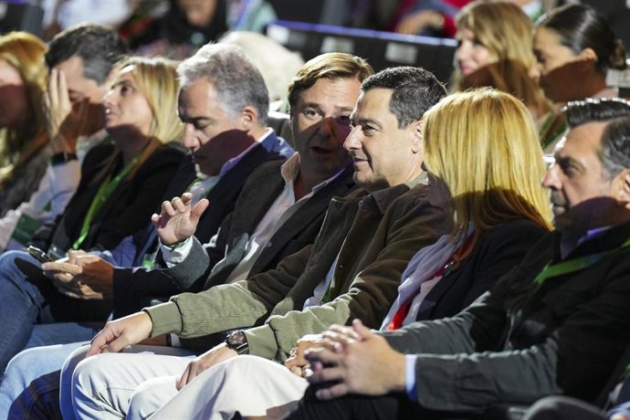 El presidente de la Junta de Andalucía, Juanma Moreno, durante el comienzo del XVII Congreso del PP Andaluz. A 7 de noviembre de 2025 en Sevilla, Andalucía (España).  El Palacio de Exposiciones y Congresos de Sevilla (Fibes) acoge la inauguración del XVII