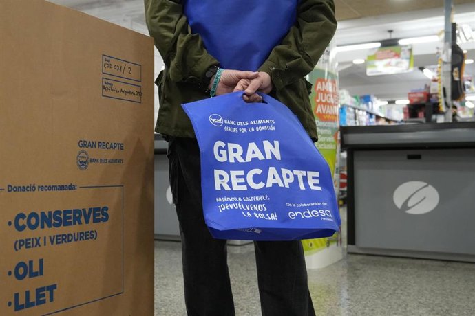 Voluntarios durante el inicio de la campaña del Gran Recapte d’aliments, a 7 de noviembre de 2025, en Barcelona (España).