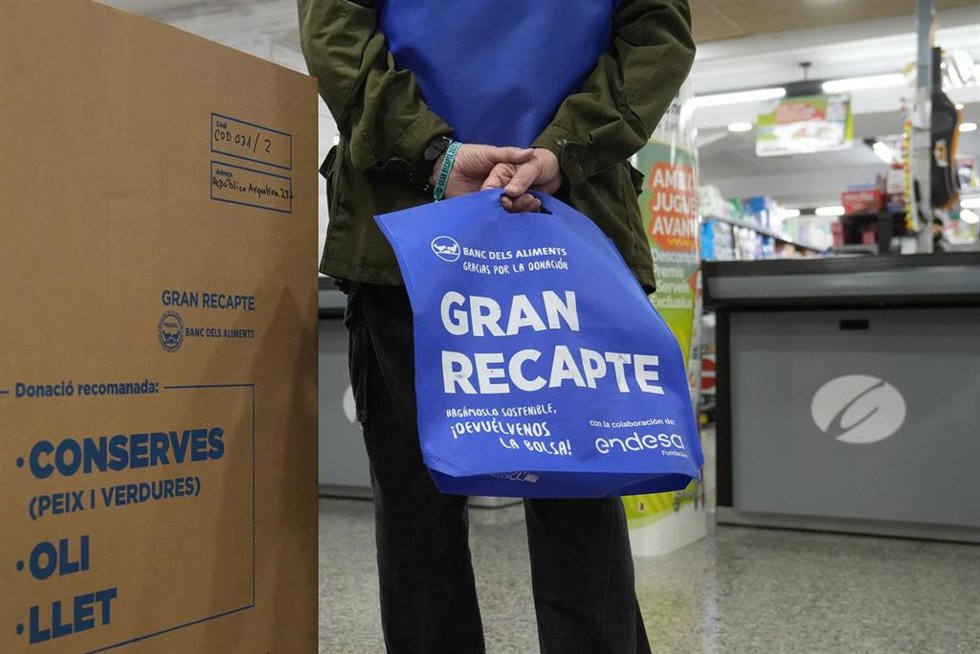 Voluntarios durante el inicio de la campaña del Gran Recapte daliments, a 7 de noviembre de 2025, en Barcelona (España).
