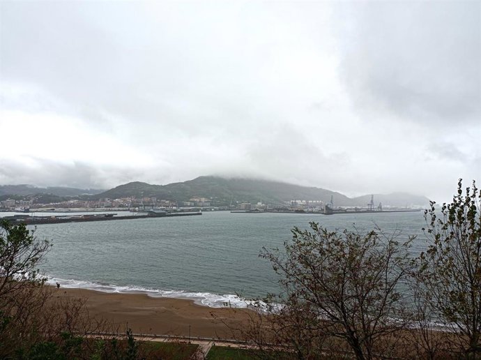 El monte Serantes, en Santurtzi (Bizkaia) cubierto por las nubes