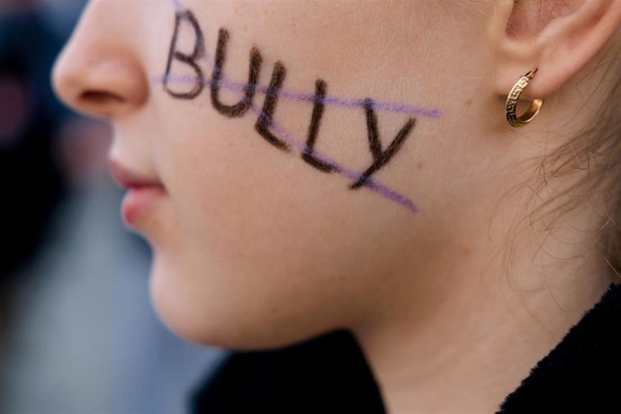 Una persona con la cara pintada, durante una manifestación en la Puerta del Sol, a 28 de octubre de 2025, en Madrid (España). El Sindicato de Estudiantes ha convocado una huelga general estudiantil este martes contra el bullying y los discursos de odio, t