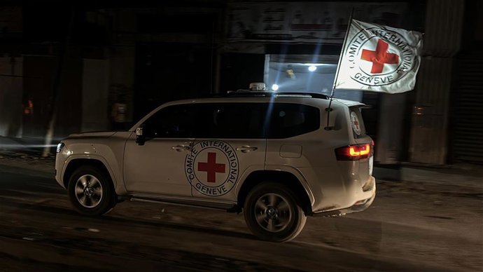 Un vehículo de la Cruz Roja transporta el cuerpo de un rehén israelí retenido en la Franja de Gaza
