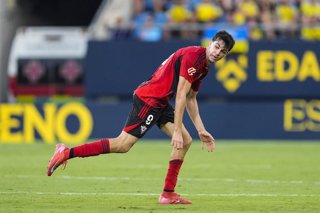 Archivo - Gonzalo Petit of CD Mirandes looks on during the Spanish league, LaLiga Hypermotion, football match played between Cadiz CF and CD Mirandes at Nuevo Mirandilla stadium on August 17, 2025, in Cadiz, Spain.