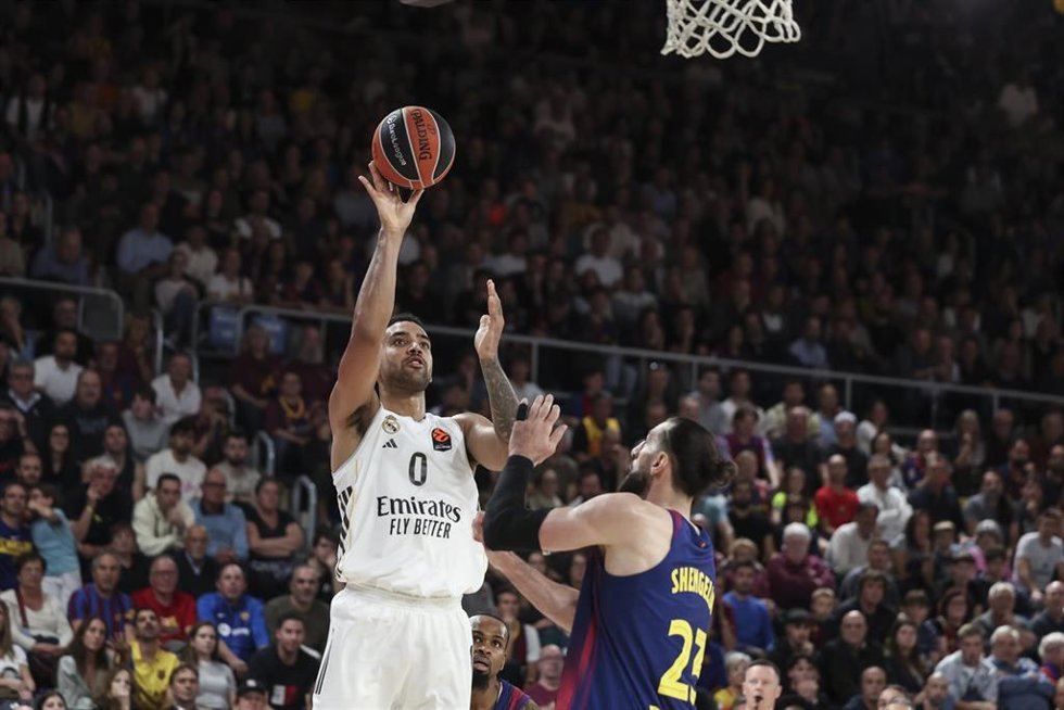 Trey Lyles (Real Madrid) en acción durante el Bara-Real Madrid de Euroliga en el Palau Blaugrana