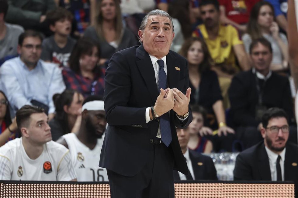 El entrenador del Real Madrid de baloncesto, Sergio Scariolo, en el partido contra el Bara en el Palau Blaugrana