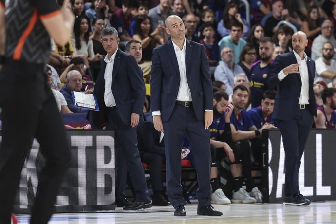 Joan Penarroya, técnico do FC Barcelona, gesticula durante a partida de basquete do Campeonato Espanhol, Liga ACB Endesa, disputada entre o FC Barcelona e o Hiopos Lleida no Palau Blaugrana em 12 de outubro de 2025 em Barcelona, Espanha.