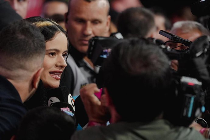 La cantante Rosalía durante el photocall previo a la entrega de Los40 Music Awards Santander 2025, en el Roig Arena, a 7 de noviembre de 2025, en València. 