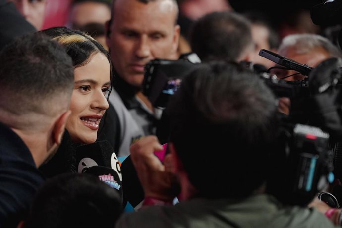 La cantante Rosalía durante el photocall previo a la entrega de Los40 Music Awards Santander 2025, en el Roig Arena, a 7 de noviembre de 2025, en València. 