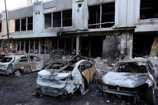 Archivo - July 22, 2025, Odessa, Ukraine: Cars seen burned after a night attack in the Kiev district. As a result of the attack, more than 10 cars were burned down near a residential complex in Kiev district, a grocery store and a sports hall were damaged