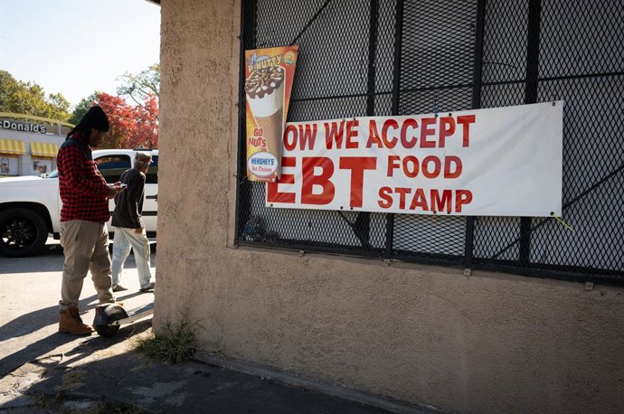 6 de novembro de 2025, Atlanta, Geórgia, EUA: Um pequeno mercado no lado oeste de Atlanta exibe uma placa para aceitação de cartões de benefícios EBT SNAP para cupons de alimentos.