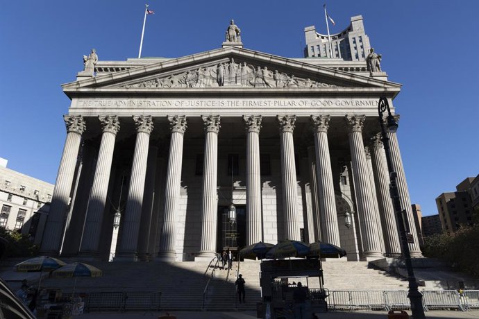 Archivo - 1º de outubro de 2025, Nova York, Nova York, EUA: O cartaz diz 'A VERDADEIRA ADMINISTRAÇÃO DA JUSTIÇA É O PILAR MAIS FIRME DO BOM GOVERNO' no prédio da Suprema Corte do Estado de Nova York, localizado na 60 Centre Street, na Foley Square, em Man