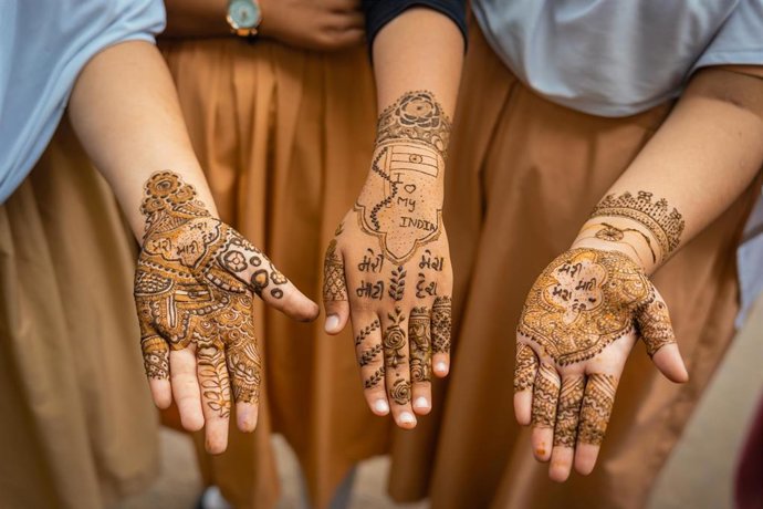 Archivo - 12 August 2023, India, Ahmedabad: Students show their hands decorated with henna at a school ahead of Independence Day celebrations on August 15. Photo: Saurabh Sirohiya/ZUMA Press Wire/dpa