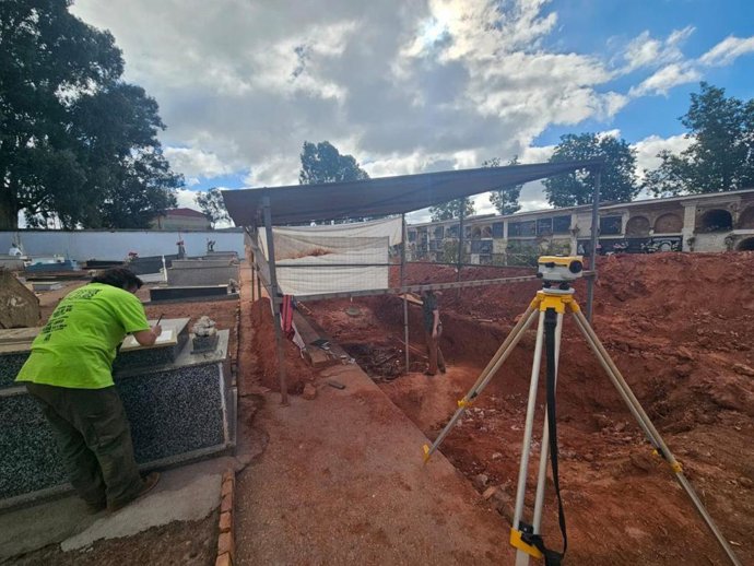 Fosas en el cementerio de Minas de Riotinto (Huelva).