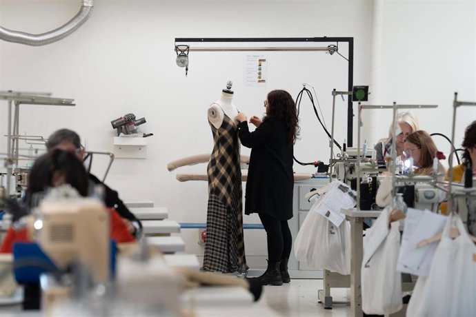 Archivo - Empleadas del sector de la moda