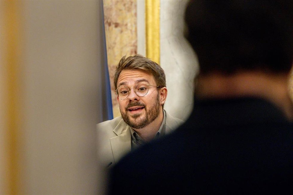 El diputado de Sumar, Alberto Ibañez, ofrece declaraciones a la prensa, durante una sesión plenaria en el Congreso