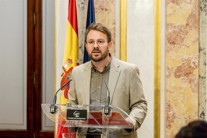El diputado de Sumar, Alberto Ibañez, ofrece declaraciones a la prensa, durante una sesión plenaria en el Congreso de los Diputados, a 21 de octubre de 2025, en Madrid (España). 