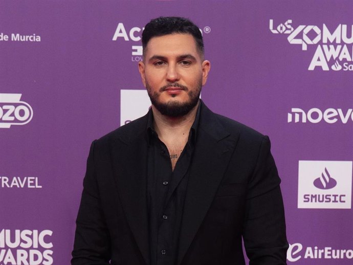 El cantante Omar Montes durante el photocall previo a la entrega de Los40 Music Awards Santander 2025, en el Roig Arena, a 7 de noviembre de 2025, en Valencia, Comunidad Valenciana (España)