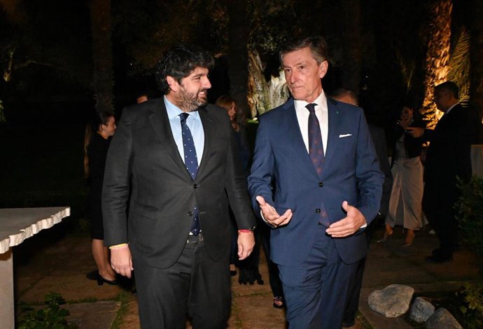 El jefe del Ejecutivo regional, Fernando López Miras, junto al presidente de la Asociación Murciana de la Empresa Familiar (Amefmur), José María Tortosa