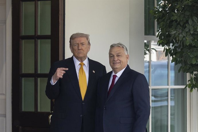 7 de novembro de 2025, Washington, Distrito de Columbia, Estados Unidos: O presidente dos EUA, Donald Trump (à esq.), cumprimenta o primeiro-ministro da Hungria, Victor Orban, ao chegar à Casa Branca, em Washington D.C., em 7 de novembro de 2025.