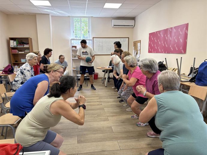 Personas mayores en el Centro Social Prodean en el barrio Los Pajaritos de Sevilla.