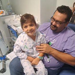 El pequeo Ángel, junto a su padre.