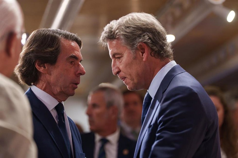 Archivo - El expresidente del Gobierno, José María Aznar, y el presidente del PP, ALberto Núñez Feijóo, durante la clausura del Campus FAES, a 19 de septiembre de 2025, en Madrid (España).