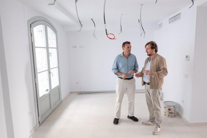 El alcalde de Cádiz, Bruno García, visitando las obras del albergue municipal.