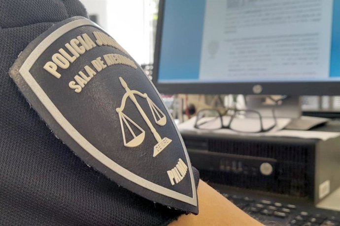 Un agente de la Policía Judicial de la Sala de Atestados de la Policía Local de Palma
