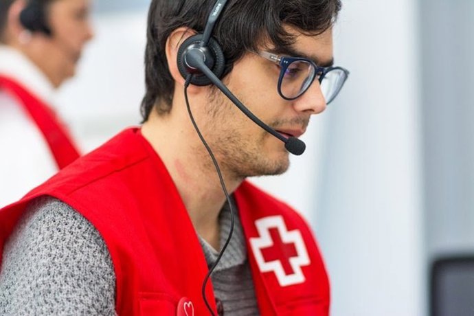 Archivo - Un voluntario del canal 'Te acompaña' de Cruz Roja