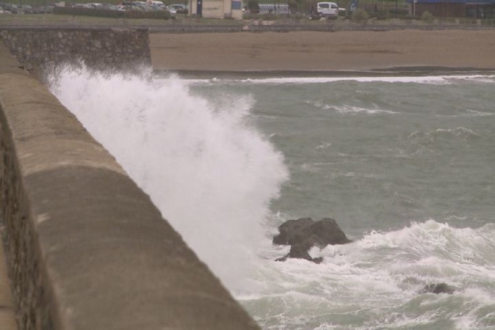 Archivo - El Departamento de Seguridad del Gobierno vasco ha alargado hasta mañana al mediodía el aviso amarillo para la navegación en las dos primeras millas por olas que podrían alcanzar los cuatro metros de altura. En la playa de Ereaga (Getxo), e