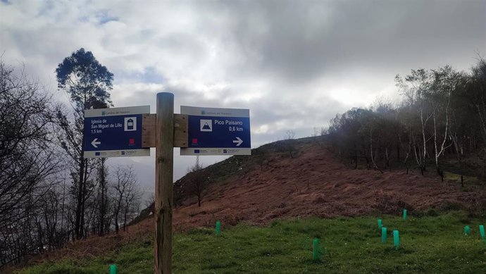Archivo - Cartel indicativo de rutas de senderismo en el Monte Naranco, en Oviedo.