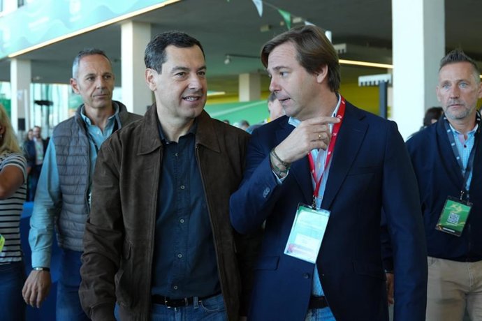 El presidente de la Junta y del PP andaluz, Juanma Moreno, y el secretario general, Antonio Repullo, este sábado a su llegada al XVII Congreso Autonómico que este partido celebra en Sevilla.