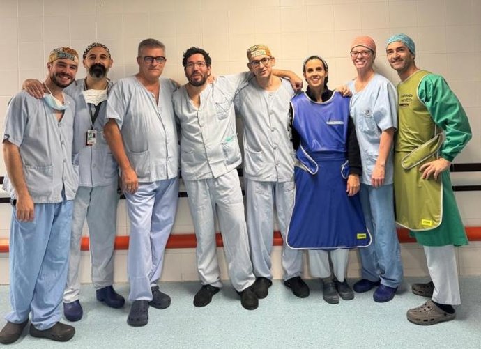 Equipo de profesionales que participó en la intervención de Cirugía Vascular emitida en directo en el Congreso de Málaga desde el Hospital Clínico de Zaragoza