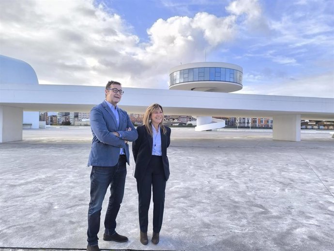El diputado del PP en la JGPA José Luis Costillas, y la diputada nacional Esther Llamazares, en el entorno del Centro Niemeyer.