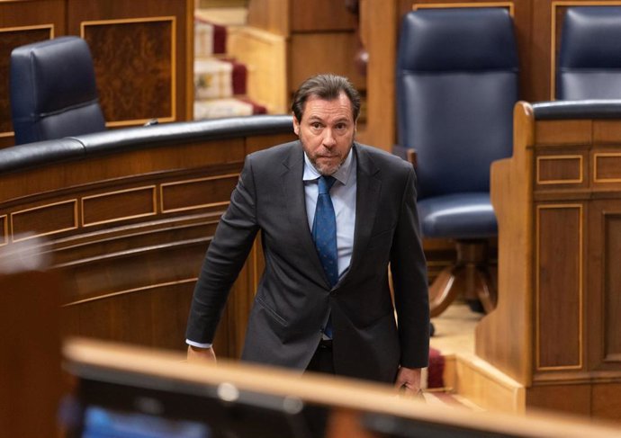 El ministro de Transportes y Movilidad Sostenible, Óscar Puente, durante una sesión de control al Gobierno, en el Congreso de los Diputados, el pasado octubre