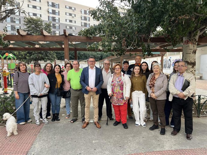 Concejales del grupo socialista con vecinos del distrito Bailén Miraflores.