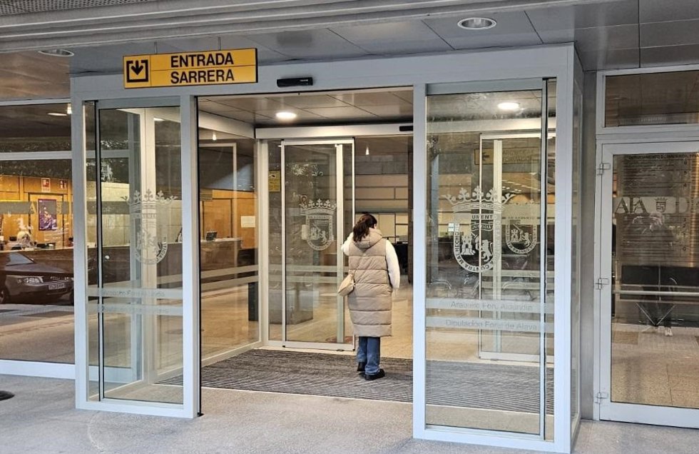 Nueva puerta de acceso a la sede de la Hacienda Foral de Álava