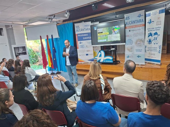 Alumnado de diez centros educativos de la Región participa en talleres inclusivos en la jornada DG Makers 4Inclusion, celebrada en el IES Alcántara de Alcantarilla.