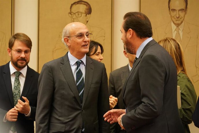 El duiputado del PPdeG Celso Delgado conversa con el ministro de Transportes Óscar Puente