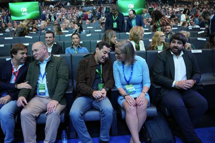 Miguel Tellado (i.), Juanma Moreno (c.) y Fernando López Miras (d.), este sábado en el 17 Congreso del PP andaluz, en Sevilla