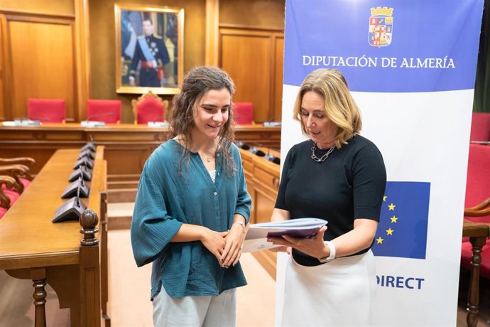 La diputada de Emprendimiento e Iniciativas Europeas de Almería, Esther Álvarez, junto a la almeriense Julia Giménez.