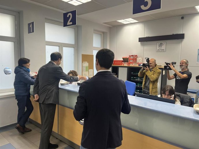 El lehendakari, Imanol Pradales, y el consejero de Salud del Gobierno Vasco, Alberto Martínez, en su visita al ambulatorio de Indautxu