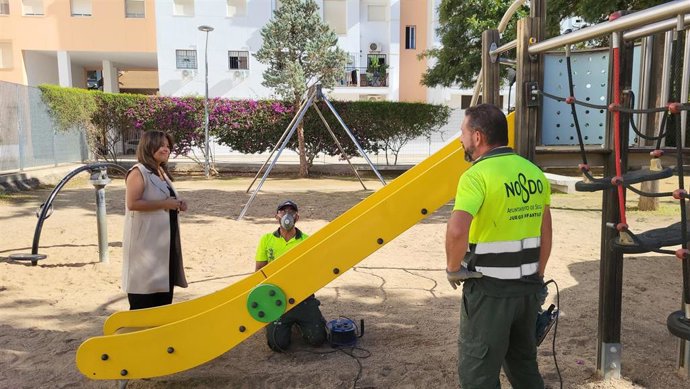 La delegada de Arbolado, Parques y Jardines de Sevilla, Evelia Rincón, asiste a la reparación de desperfectos de un parque infantil de loa localidad hispalense.