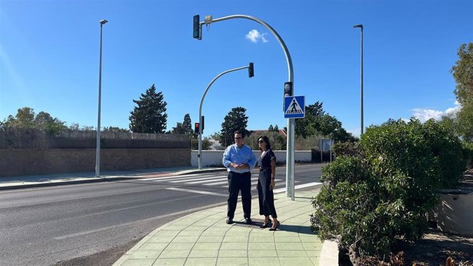 La concejala Sacra Sánchez y el diputado provincial Antonio Jesús Rodríguez, durante su visita a los trabajos de mejora de la seguridad vial en los accesos a Retamar (Almería).