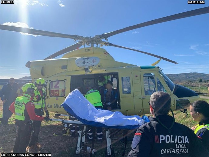 Imagen del rescate del ciclista, de 55 años de edad, en Cartagena
